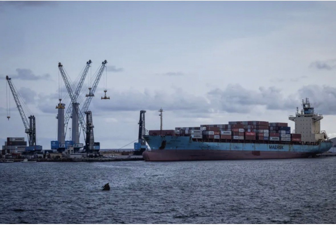 Suspected pirates steer cargo vessel towards Somalia