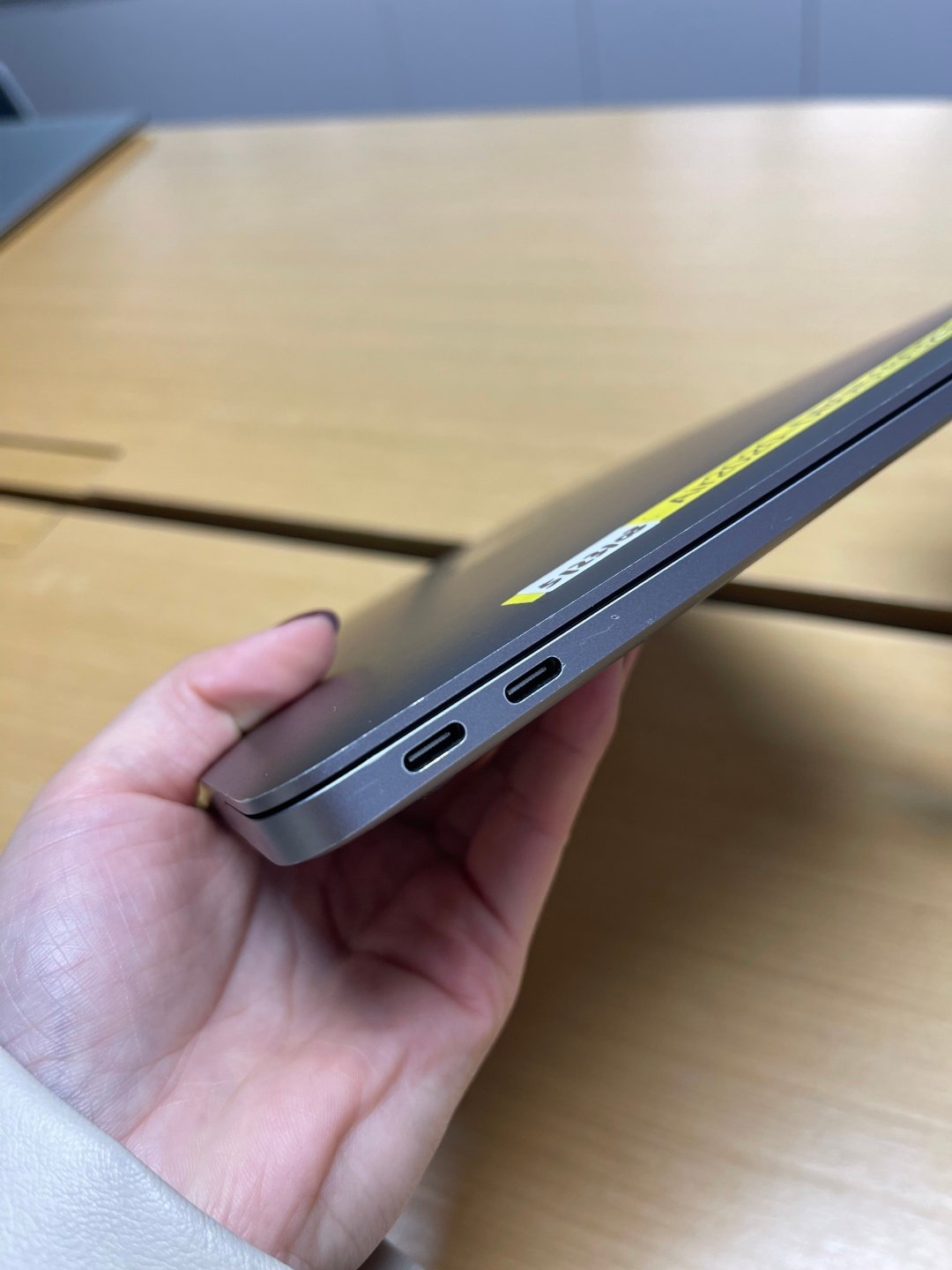 MacBook Air 2020 13inch i5 16gb ram SSD 256gb thumbnail