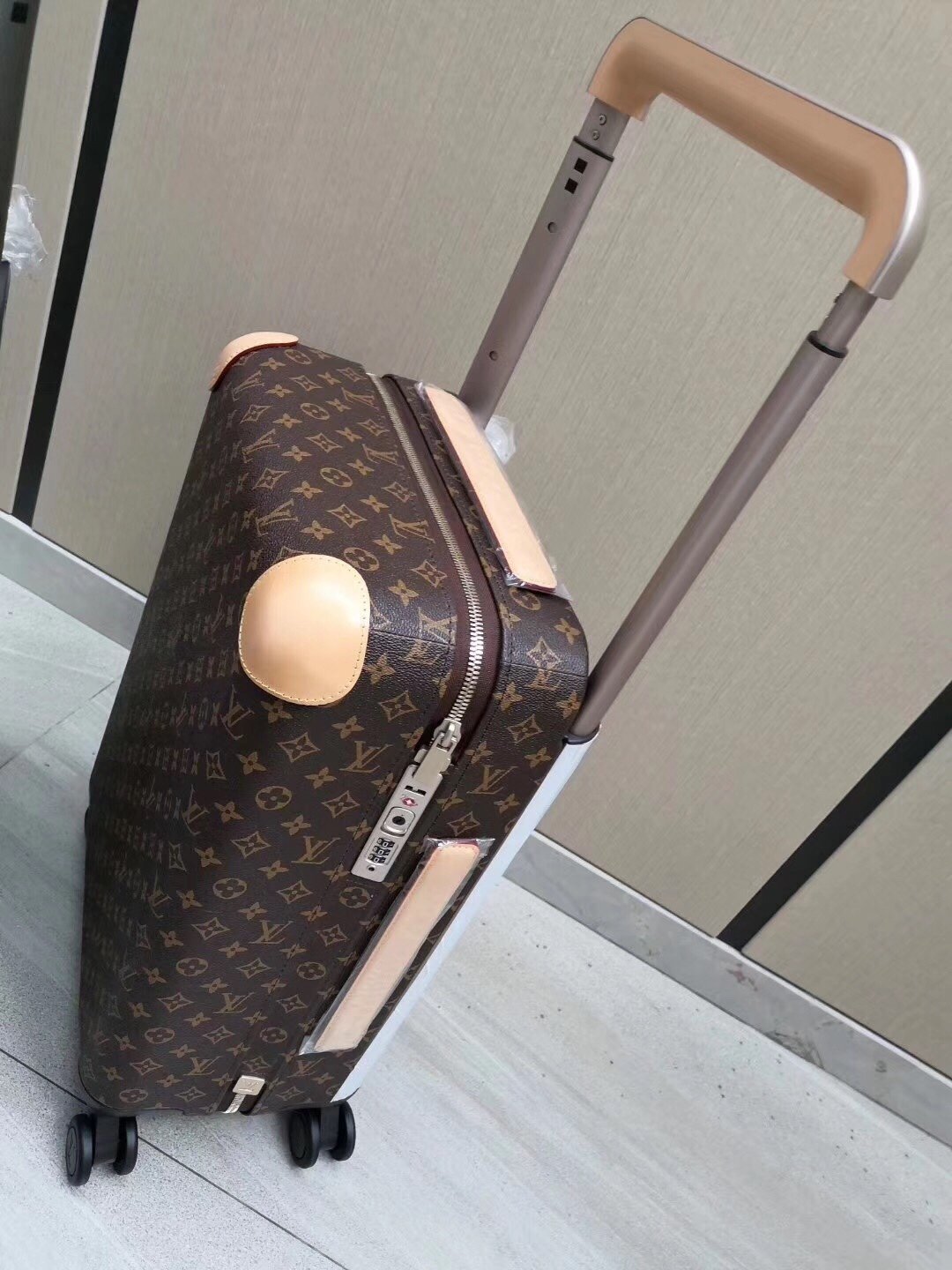 Louis Vuitton Horizon rolling suitcase 100% original thumbnail