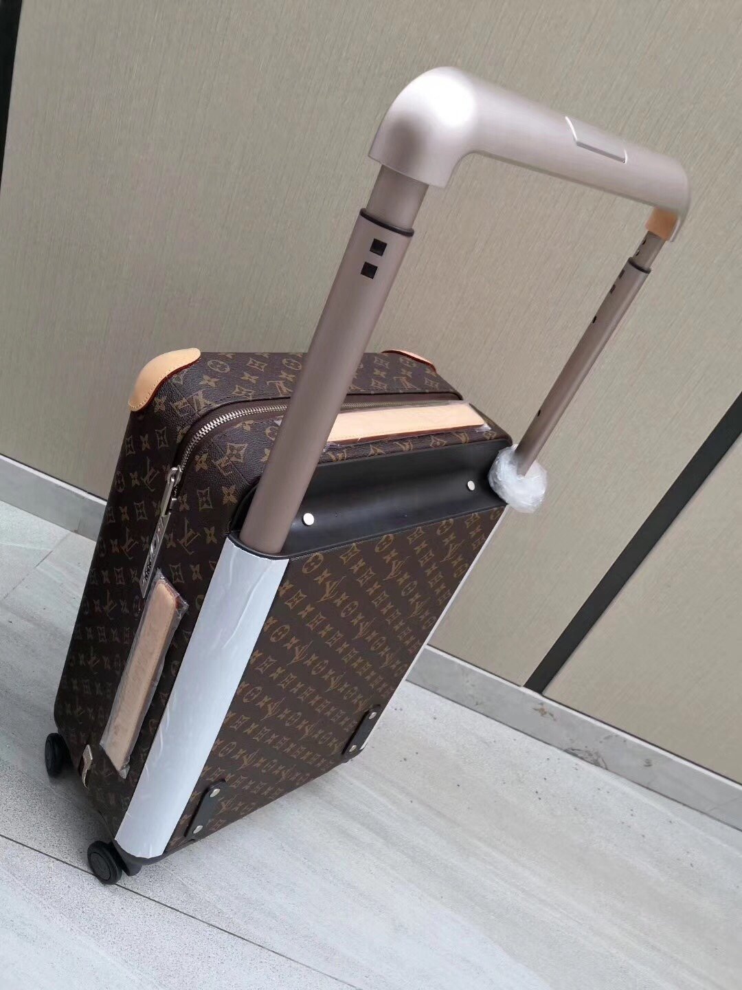 Louis Vuitton Horizon rolling suitcase 100% original thumbnail