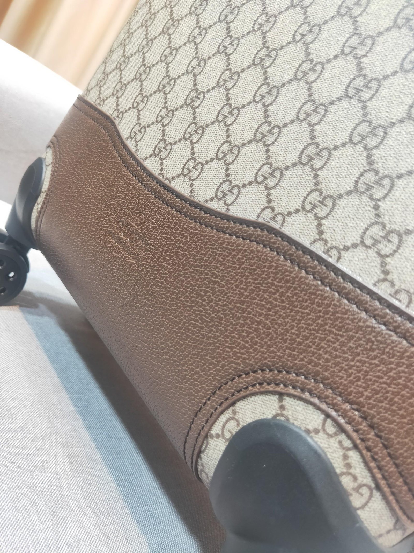 Gucci GG Supreme Carry Case, model 189755 100% original thumbnail