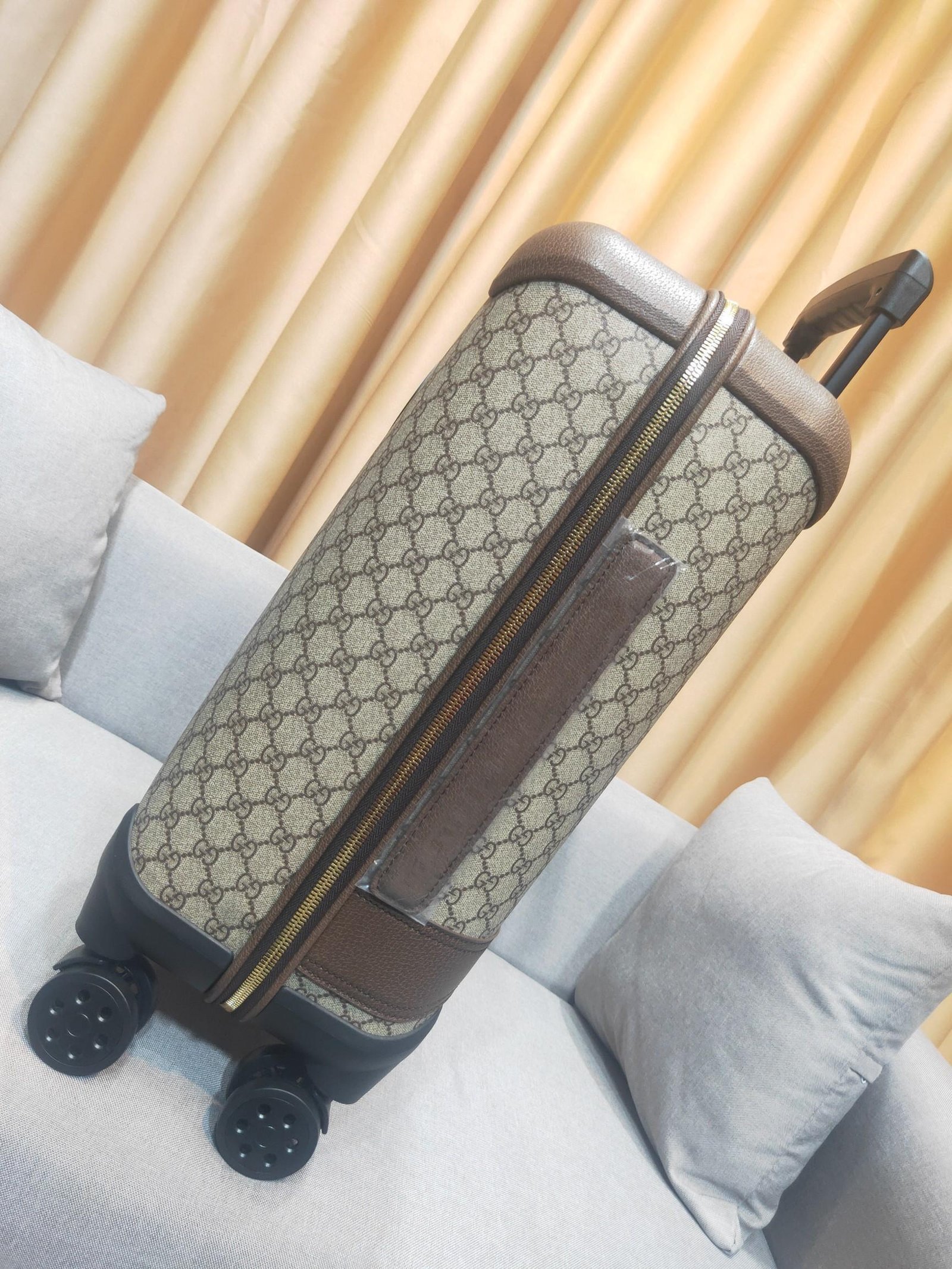 Gucci GG Supreme Carry Case, model 189755 100% original thumbnail