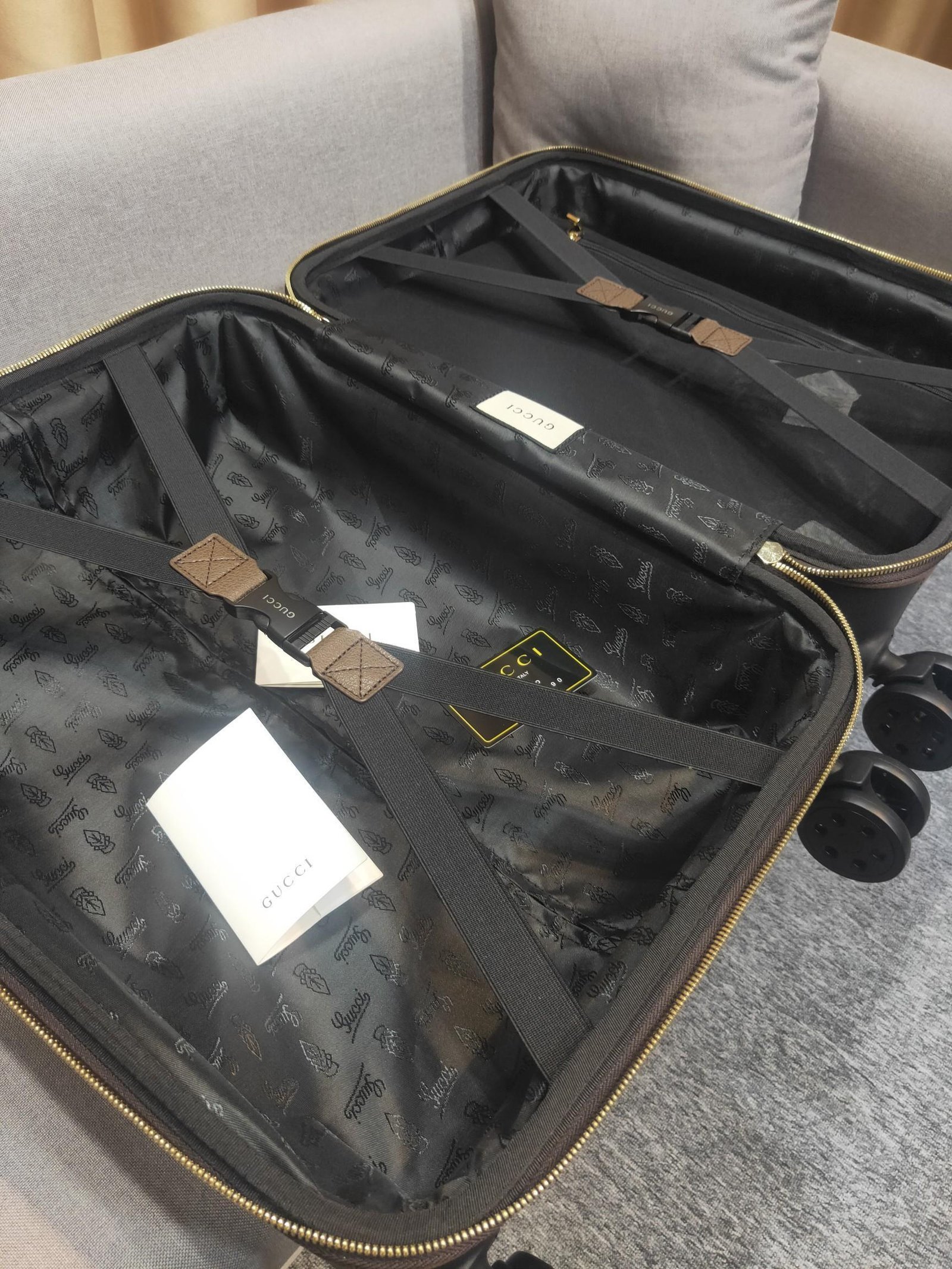 Gucci GG Supreme Carry Case, model 189755 100% original thumbnail