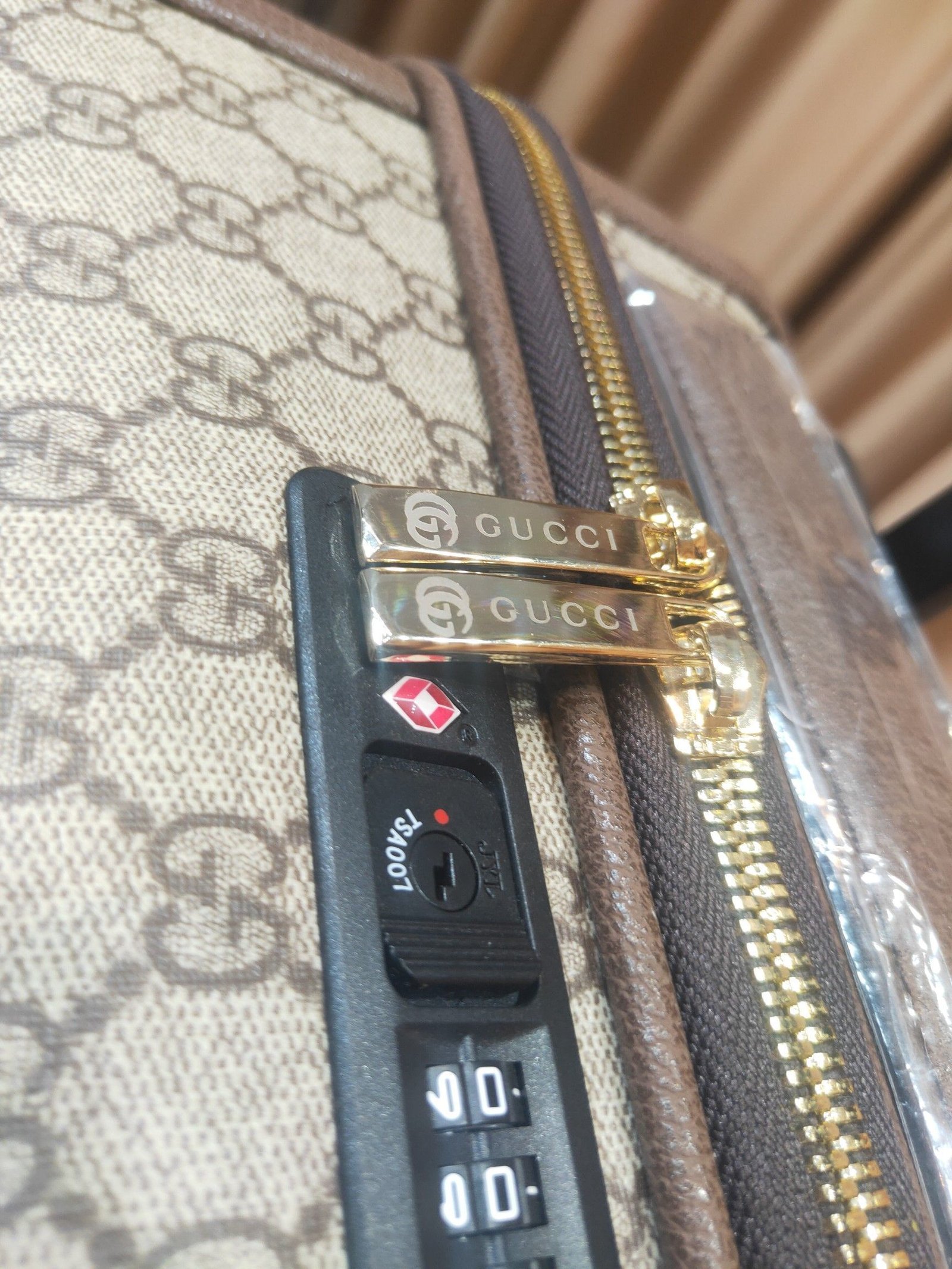 Gucci GG Supreme Carry Case, model 189755 100% original