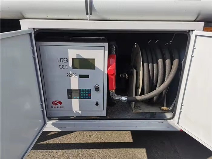 10000 - 12000 Liter diesel Tanker HOWO Fuel tank Truck thumbnail