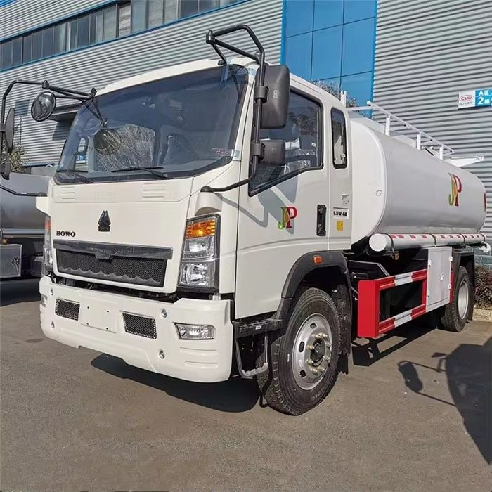 10000 - 12000 Liter diesel Tanker HOWO Fuel tank Truck thumbnail