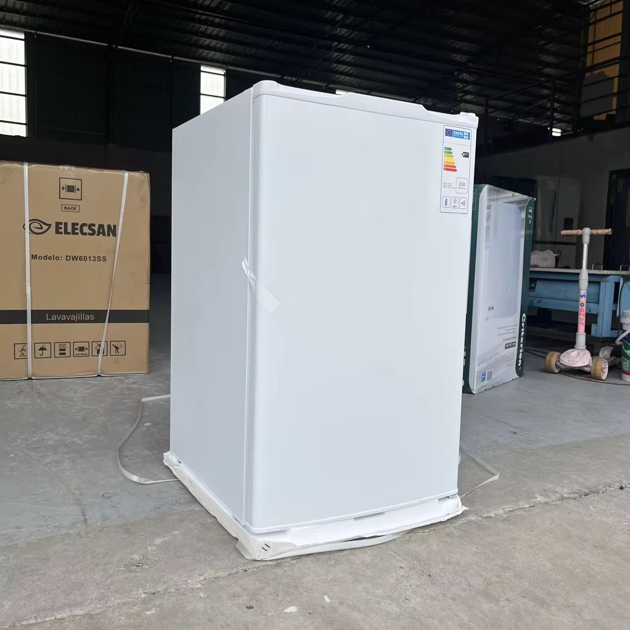 Single Door Fridge With Freezer Box on Top thumbnail
